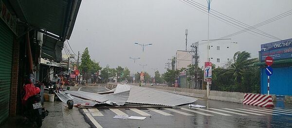 Mái tôn của nhà dân bị gió cuốn bay, nằm la liệt trên mặt đường. Mái tôn của nhà dân bị gió cuốn bay, nằm la liệt trên mặt đường. - Sputnik Việt Nam