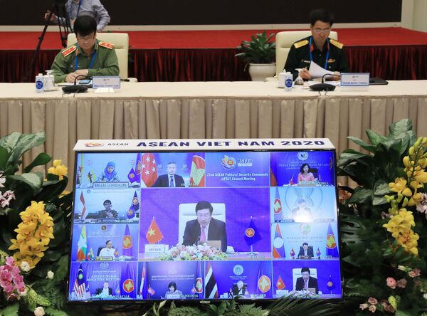 Quân sự hóa, đòi chủ quyền ở Biển Đông: Bộ trưởng Ngoại giao Việt Nam lên tiếng - Sputnik Việt Nam