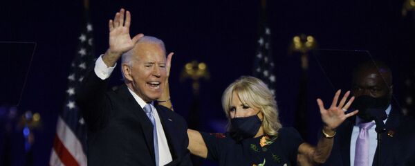 Ứng viên tổng thống Mỹ Joe Biden và vợ sau khi công bố kết quả bỏ phiếu. - Sputnik Việt Nam