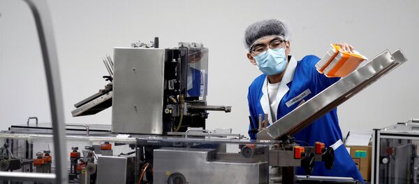 Công nhân nhà máy Sinovac ở Bắc Kinh, nơi sản xuất vắc xin chống coronavirus CoronaVac của Trung Quốc. - Sputnik Việt Nam