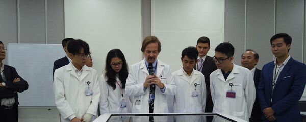 VinUni đã được Nga bàn giao thiết bị đào tạo sinh viên chuyên ngành y độc đáo - “Bàn giải phẫu tương tác Pirogov” - Sputnik Việt Nam