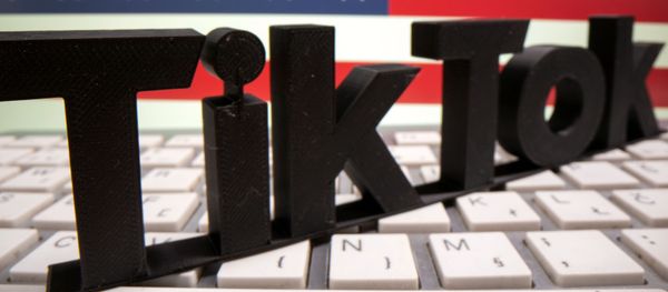 Hình minh họa Tiktok với nền cờ Hoa Kỳ - Sputnik Việt Nam
