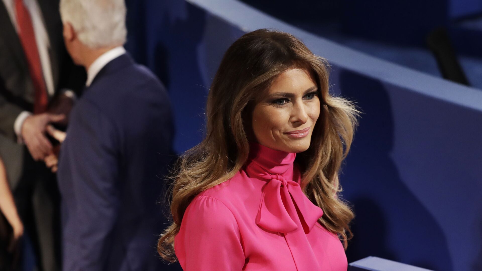 Melania Trump mặc chiếc áo sơ mi Gucci tại cuộc tranh luận tổng thống năm 2016 - Sputnik Việt Nam, 1920, 20.03.2025