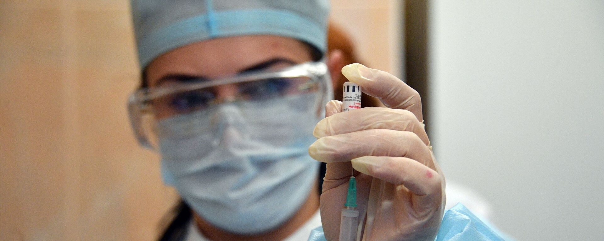 Nhân viên y tế tiêm vắc xin chống lại COVID-19 với Sputnik V Nhân viên y tế tiêm vắc xin chống lại COVID-19 với Sputnik V - Sputnik Việt Nam, 1920, 22.12.2021