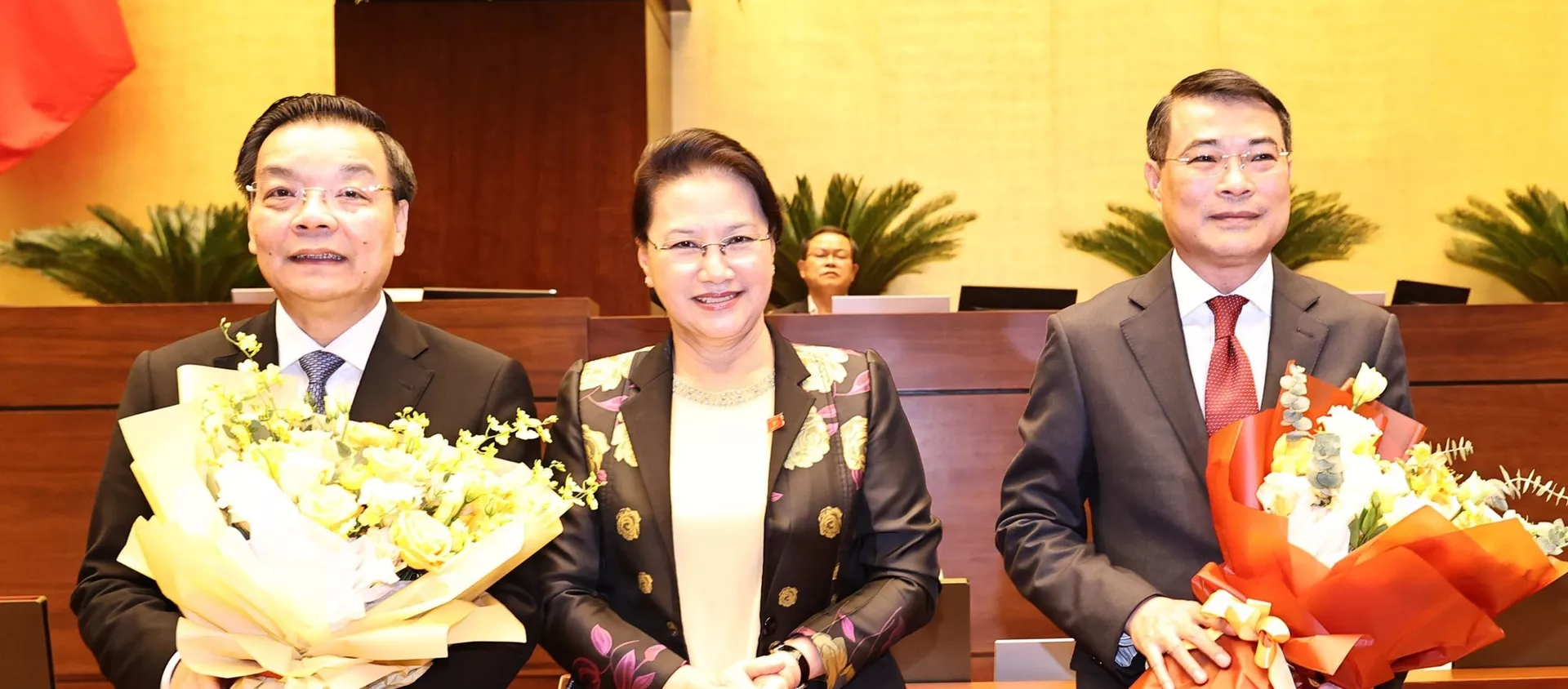 Chủ tịch Quốc hội Nguyễn Thị Kim Ngân tặng hoa chúc mừng đồng chí Chu Ngọc Anh và Lê Minh Hưng đã hoàn thành nhiệm vụ Quốc hội giao và chuyển sang đảm nhiệm vị trí công tác mới. - Sputnik Việt Nam, 1920, 11.11.2020