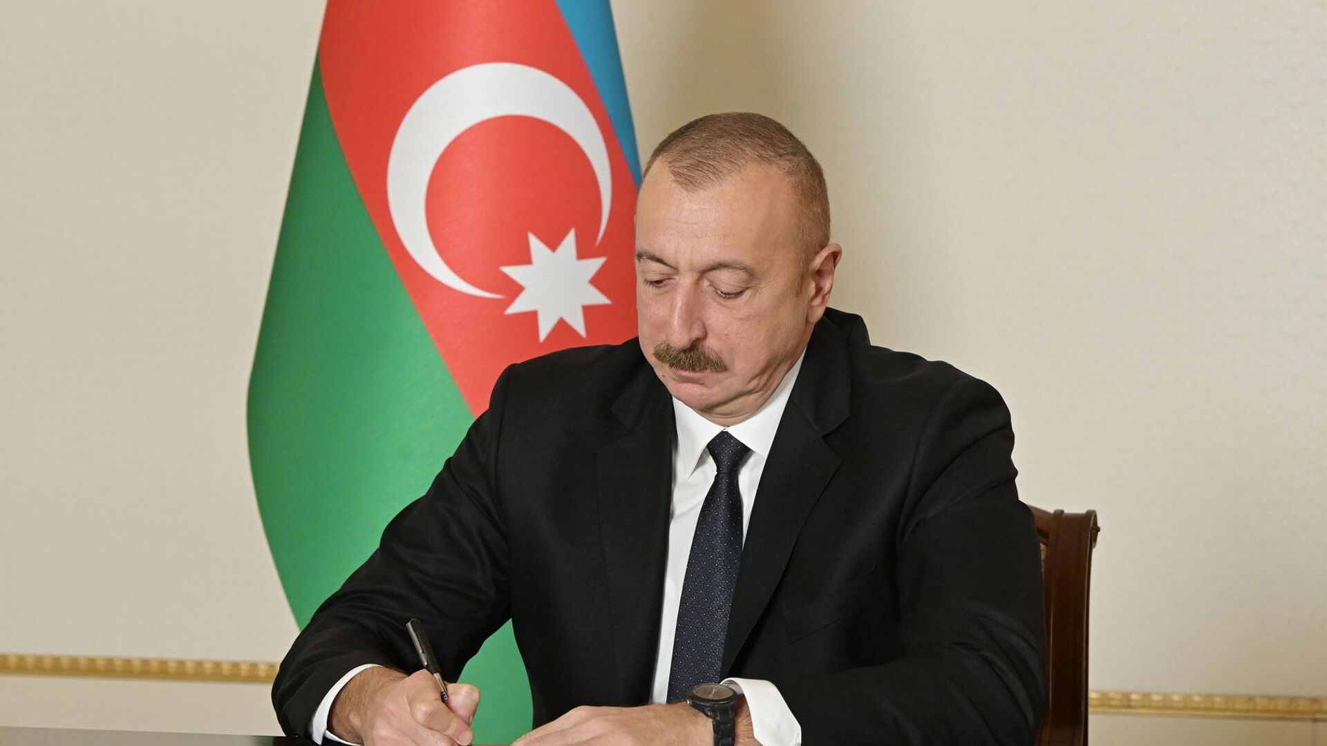 Tổng thống Azerbaijan Ilham Aliyev trong lễ ký tuyên bố ngừng bắn hoàn toàn và mọi hành động thù địch trong khu vực xảy ra xung đột Nagorno-Karabakh từ 00:00 giờ Moscow ngày 10/11/2020. - Sputnik Việt Nam, 1920, 05.07.2025