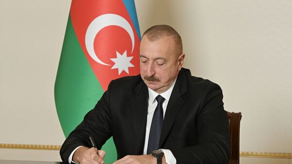Tổng thống Azerbaijan Ilham Aliyev trong lễ ký tuyên bố ngừng bắn hoàn toàn và mọi hành động thù địch trong khu vực xảy ra xung đột Nagorno-Karabakh từ 00:00 giờ Moscow ngày 10/11/2020. - Sputnik Việt Nam