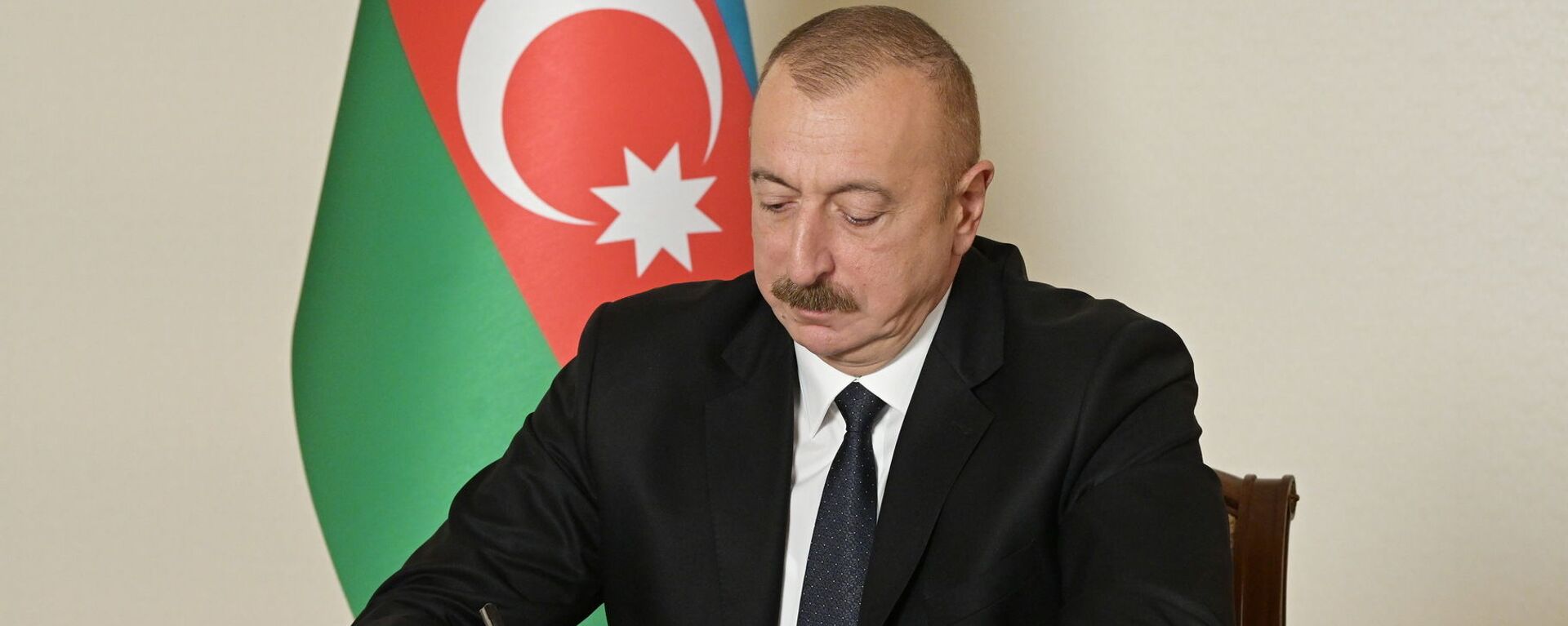 Tổng thống Azerbaijan Ilham Aliyev trong lễ ký tuyên bố ngừng bắn hoàn toàn và mọi hành động thù địch trong khu vực xảy ra xung đột Nagorno-Karabakh từ 00:00 giờ Moscow ngày 10/11/2020. - Sputnik Việt Nam, 1920, 05.07.2025