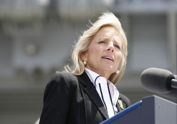 Jill Biden nói chuyện với các thủy thủ tại Căn cứ không quân hải quân Đảo Bắc ở Coronado, California - Sputnik Việt Nam