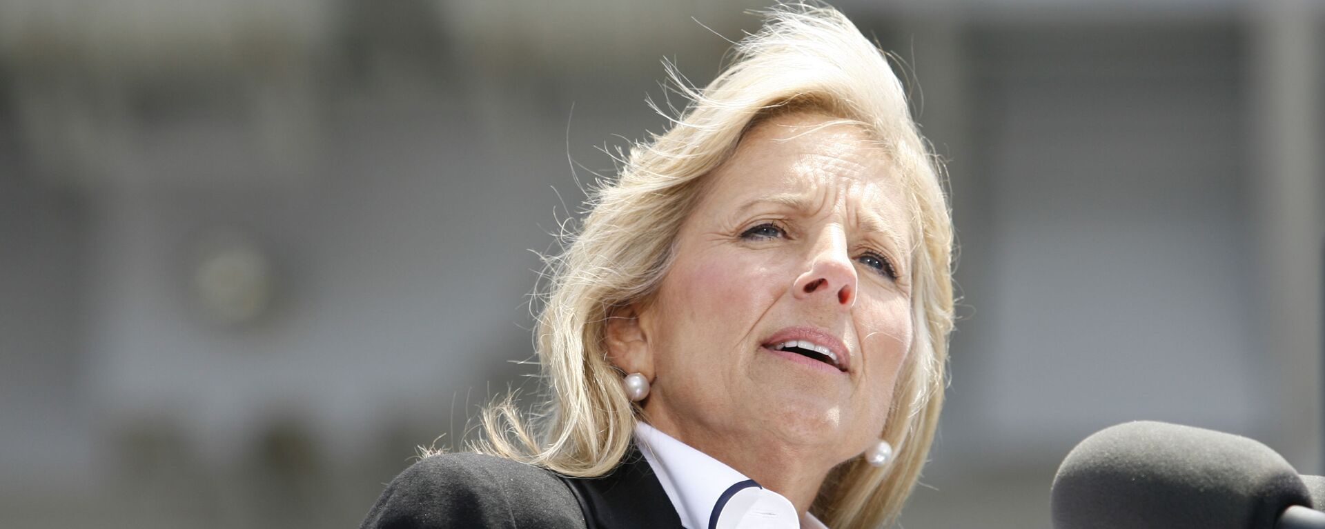 Jill Biden nói chuyện với các thủy thủ tại Căn cứ không quân hải quân Đảo Bắc ở Coronado, California - Sputnik Việt Nam, 1920, 08.05.2022