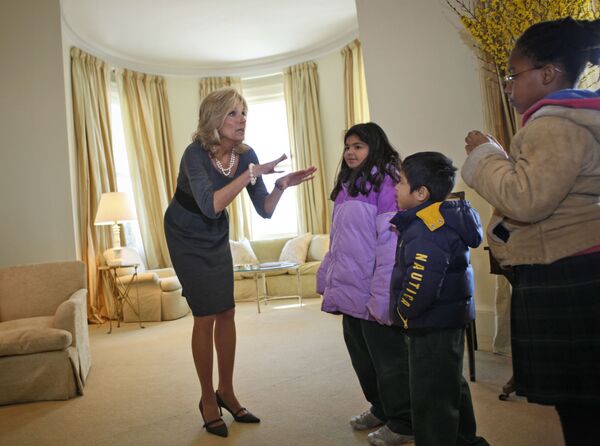 Jill Biden trong buổi khai trương ngôi nhà tại Đài quan sát Hải quân Hoa Kỳ dành cho trẻ em tiểu học từ xung quanh Quận Columbia, 2009 - Sputnik Việt Nam