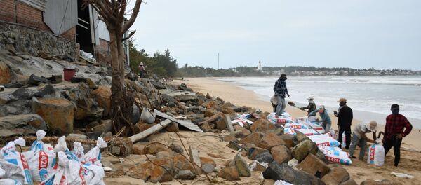 Người dân xã Bình hải, Bình Sơn gia cố nhà cửa phòng, chống bão số 9. - Sputnik Việt Nam