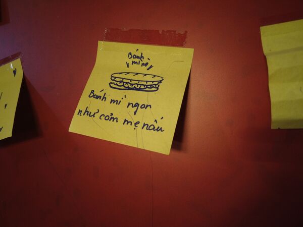 Ngôi sao vàng năm cánh trên nền đỏ - bánh mì hình quốc kỳ độc đáo đang nổi tiếng ở Hà Nội - Sputnik Việt Nam