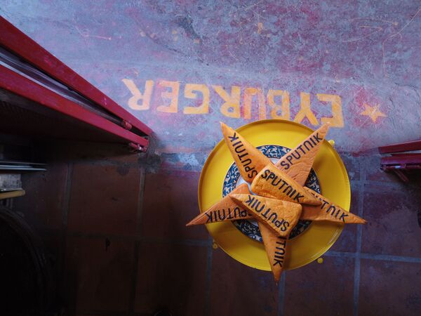 Ngôi sao vàng năm cánh trên nền đỏ - bánh mì hình quốc kỳ độc đáo đang nổi tiếng ở Hà Nội - Sputnik Việt Nam