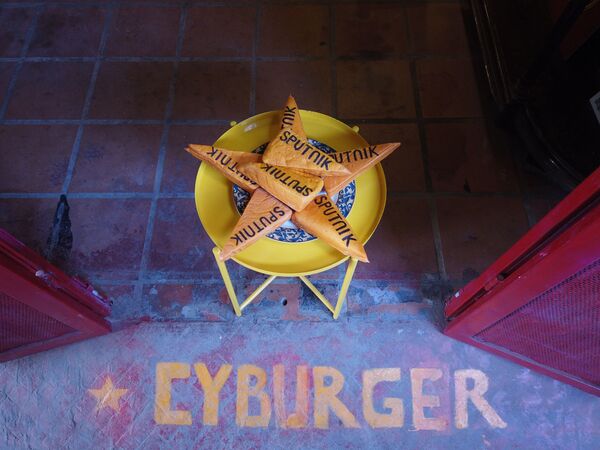 Ngôi sao vàng năm cánh trên nền đỏ - bánh mì hình quốc kỳ độc đáo đang nổi tiếng ở Hà Nội - Sputnik Việt Nam