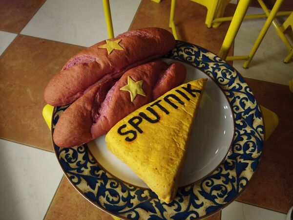 Ngôi sao vàng năm cánh trên nền đỏ - bánh mì hình quốc kỳ độc đáo đang nổi tiếng ở Hà Nội - Sputnik Việt Nam