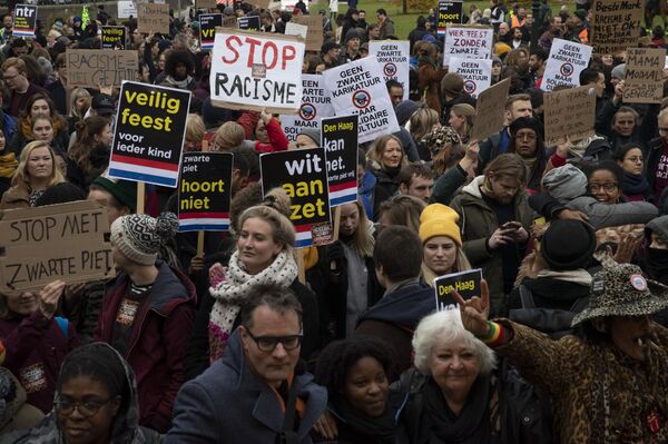 Hà Lan hủy bỏ sách về người trợ lý da đen của ông già Noel Hà Lan hủy bỏ sách về người trợ lý da đen của ông già Noel - Sputnik Việt Nam