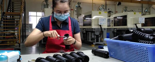Công nhân hoàn thiện linh kiện giảm chấn băng cao su kỹ thuật cao tại nhà máy của Công ty TNHH Tương Lai Công nhân hoàn thiện linh kiện giảm chấn băng cao su kỹ thuật cao tại nhà máy của Công ty TNHH Tương Lai - Sputnik Việt Nam