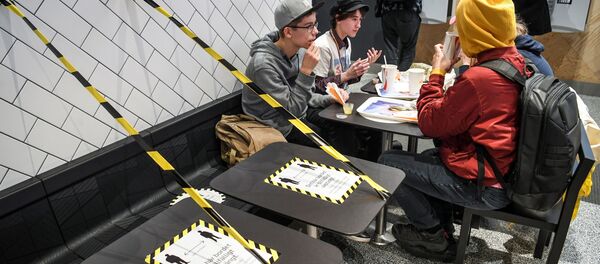 Du khách đến một quán cà phê ở Stockholm, Thụy Điển. - Sputnik Việt Nam