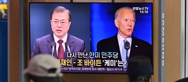 Joe Biden và Tổng thống Hàn Quốc Moon Jaein trên màn hình TV. Ngày 9 tháng 11 năm 2020. - Sputnik Việt Nam
