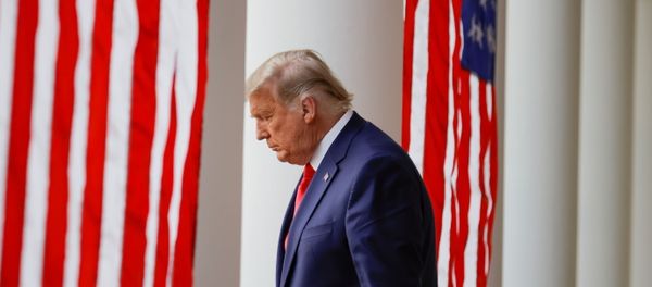 CHÚNG TA. Tổng thống Donald Trump đi bộ xuống hàng rào Cánh Tây từ Phòng Bầu dục đến Vườn Hồng để cung cấp thông tin cập nhật về cái gọi là chương trình Chiến dịch Tốc độ, sáng kiến ​​chung của Bộ Quốc phòng và HHS đã đạt được thỏa thuận với một số nhà sản xuất ma túy trong một nỗ lực để giúp đẩy nhanh việc tìm kiếm các phương pháp điều trị hiệu quả cho đại dịch coronavirus (COVID-19) đang diễn ra, tại Nhà Trắng ở Washington, Hoa Kỳ, ngày 13 tháng 11 năm 2020. - Sputnik Việt Nam