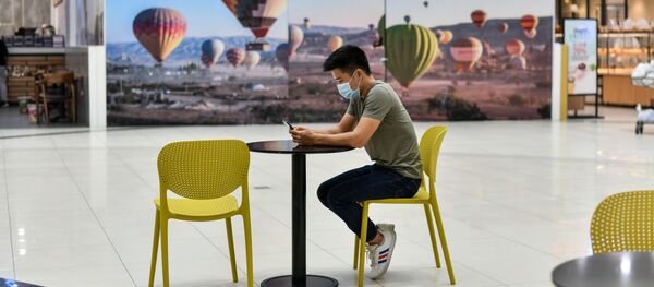 Một người đàn ông đeo mặt nạ tại một trung tâm mua sắm ở Hà Nội - Sputnik Việt Nam