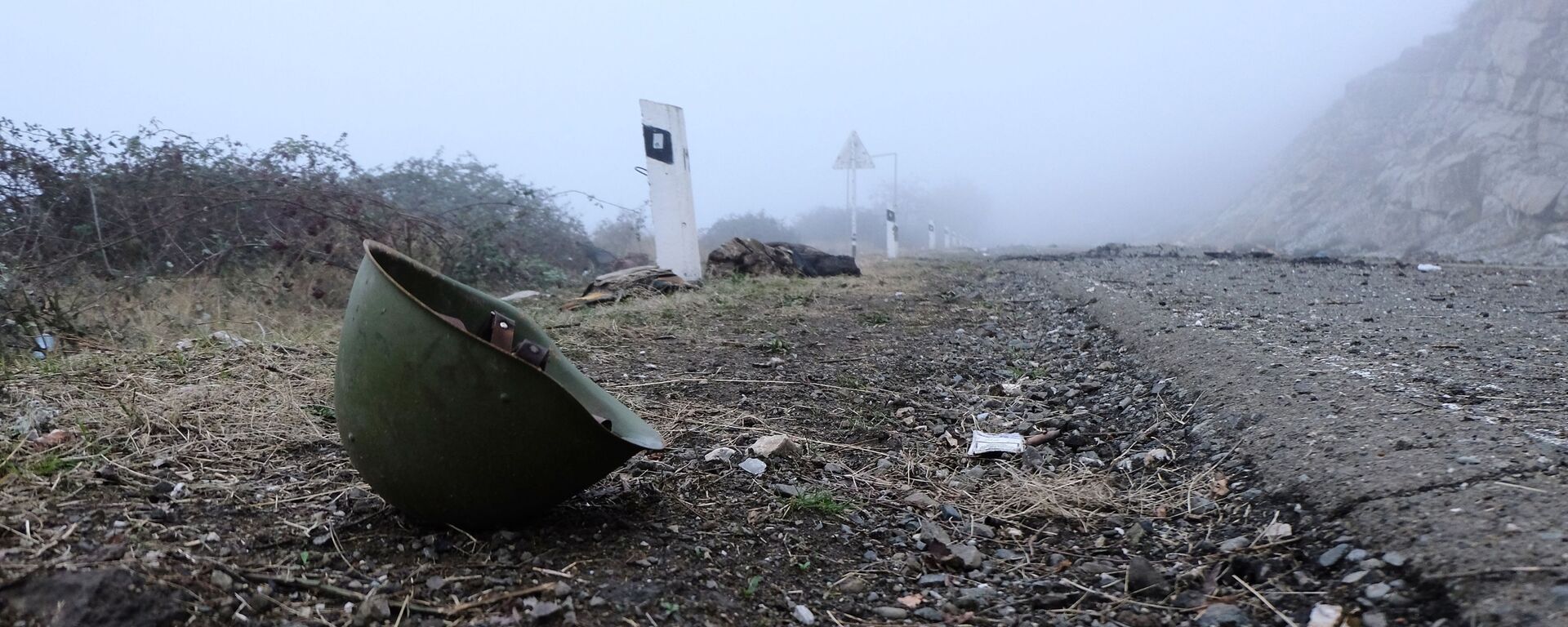 Mũ bảo hiểm bên lề đường ở Nagorno-Karabakh - Sputnik Việt Nam, 1920, 15.11.2020