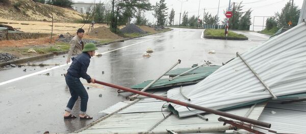 Bão số 13 làm sập đổ mái tôn nhà - Sputnik Việt Nam