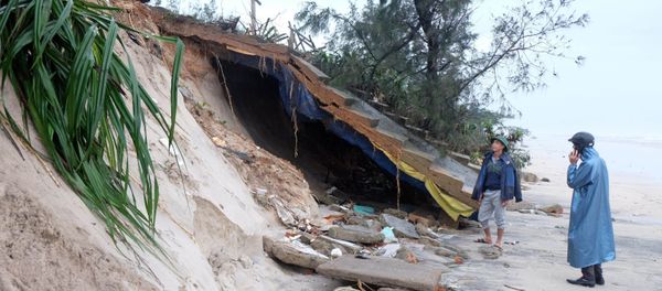 Hệ thống kè biển ở huyện Vĩnh Linh bị sạt lở do ảnh hưởng bão số 13. - Sputnik Việt Nam