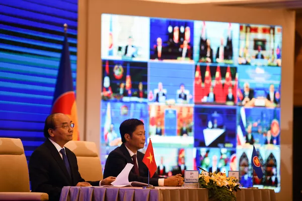 Thủ tướng Việt Nam Nguyễn Xuân Phúc và Bộ trưởng Bộ Công Thương Trần Tuấn Anh tại lễ ký Hiệp định Đối tác Kinh tế Toàn diện Khu vực (RCEP) Thủ tướng Việt Nam Nguyễn Xuân Phúc và Bộ trưởng Bộ Công Thương Trần Tuấn Anh tại lễ ký Hiệp định Đối tác Kinh tế Toàn diện Khu vực (RCEP) - Sputnik Việt Nam