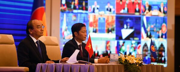 Thủ tướng Việt Nam Nguyễn Xuân Phúc và Bộ trưởng Bộ Công Thương Trần Tuấn Anh tại lễ ký Hiệp định Đối tác Kinh tế Toàn diện Khu vực (RCEP). Thủ tướng Việt Nam Nguyễn Xuân Phúc và Bộ trưởng Bộ Công Thương Trần Tuấn Anh tại lễ ký Hiệp định Đối tác Kinh tế Toàn diện Khu vực (RCEP). - Sputnik Việt Nam