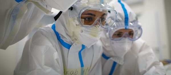 Nhân viên y tế tại bệnh viện tạm thời cho bệnh nhân nhiễm COVID-19 tại Cung thể thao băng Krylatskoye - Sputnik Việt Nam