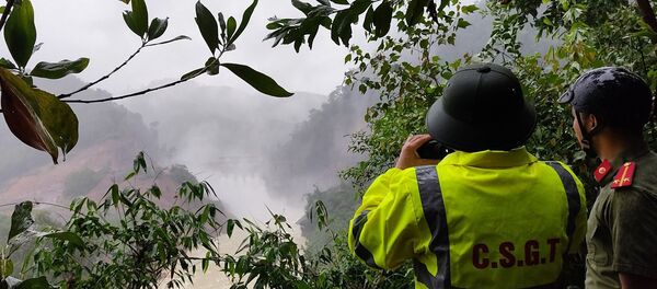 Lực lượng Công an giám sát Thủy điện Thượng Nhật mở 5 cửa van để ứng phó với bão số 13. Lực lượng Công an giám sát Thủy điện Thượng Nhật mở 5 cửa van để ứng phó với bão số 13. - Sputnik Việt Nam