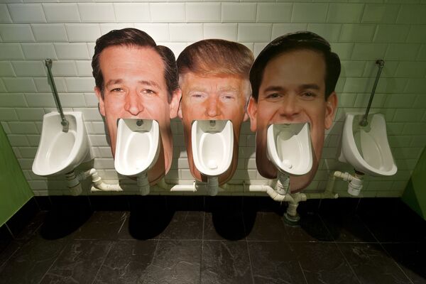 Chân dung Ted Cruz, Donald Trump và Marco Rubio trên bồn tiểu trong toilet ở quán rượu London - Sputnik Việt Nam