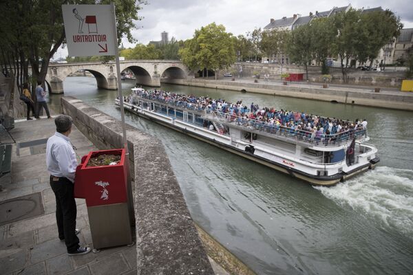 Bồn tiểu công cộng trên đường phố Paris - Sputnik Việt Nam