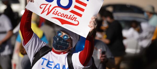 Người tham gia cuộc biểu tình ủng hộ tái kiểm phiếu trong cuộc bầu cử tổng thống ở Wisconsin, Hoa Kỳ - Sputnik Việt Nam