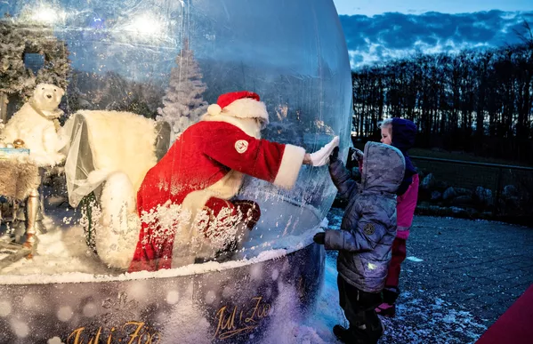 Ông già Noel giao tiếp với trẻ em khi ngồi trong bong bóng khổng lồ tại vườn thú ở Aalborg, Đan Mạch Ông già Noel giao tiếp với trẻ em khi ngồi trong bong bóng khổng lồ tại vườn thú ở Aalborg, Đan Mạch - Sputnik Việt Nam