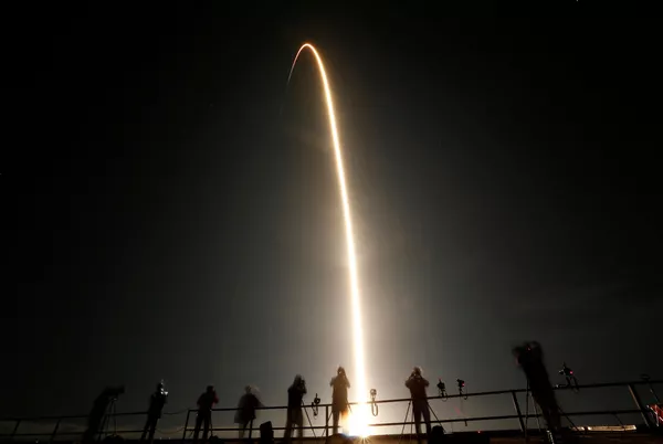 Mọi người xem vụ phóng tên lửa SpaceX Falcon 9 với Crew Dragon tại Trung tâm Vũ trụ Kennedy ở Cape Canaveral, Florida, Mỹ Mọi người xem vụ phóng tên lửa SpaceX Falcon 9 với Crew Dragon tại Trung tâm Vũ trụ Kennedy ở Cape Canaveral, Florida, Mỹ - Sputnik Việt Nam