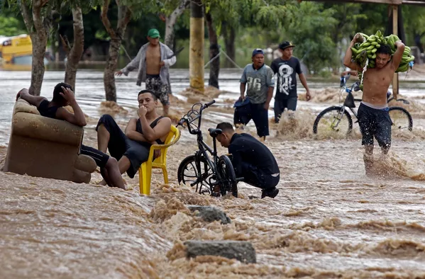 Những người trên đường phố ngập lụt ở Honduras Những người trên đường phố ngập lụt ở Honduras - Sputnik Việt Nam