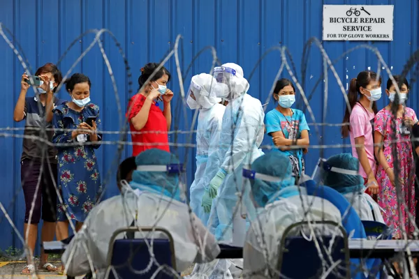 Công nhân xếp hàng để được xét nghiệm coronavirus ở Malaysia Công nhân xếp hàng để được xét nghiệm coronavirus ở Malaysia - Sputnik Việt Nam