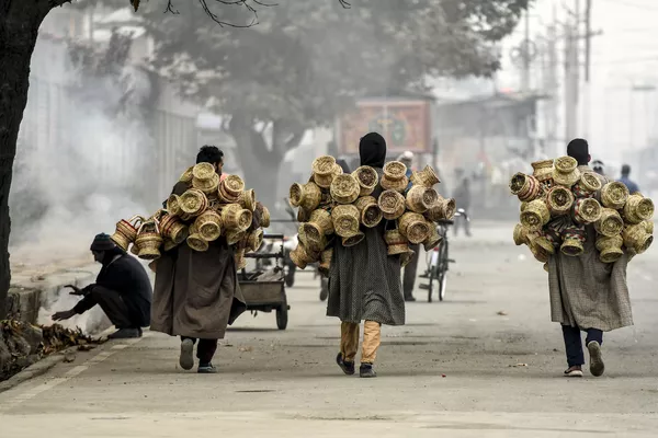 Những người bán hàng mang giỏ đan kangri vào một ngày sương mù ở Srinagar Những người bán hàng mang giỏ đan kangri vào một ngày sương mù ở Srinagar - Sputnik Việt Nam