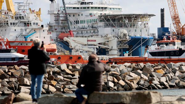 Tàu đặt ống Akademik Chersky ở cảng Mukran của Đức trên đảo Rügen - Sputnik Việt Nam