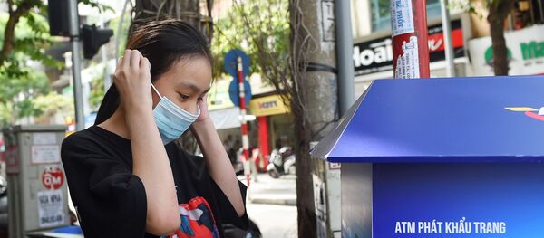 Cô gái đeo khẩu trang y tế tại máy bán khẩu trang miễn phí ở Hà Nội, Việt Nam Cô gái đeo khẩu trang y tế tại máy bán khẩu trang miễn phí ở Hà Nội, Việt Nam - Sputnik Việt Nam