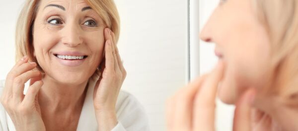 Người phụ nữ lớn tuổi trước gương - Sputnik Việt Nam