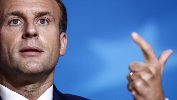 Tổng thống Pháp Emmanuel Macron phát biểu bế mạc cuộc họp báo thượng đỉnh EU tại tòa nhà Hội đồng châu Âu ở Brussels, Bỉ ngày 16 tháng 10 năm 2020. - Sputnik Việt Nam