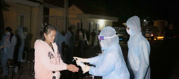 Sinh viên Lào rửa tay khử khuẩn tại khu cách ly tập trung. Sinh viên Lào rửa tay khử khuẩn tại khu cách ly tập trung. - Sputnik Việt Nam