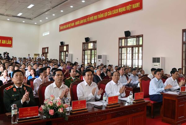 Thủ tướng Nguyễn Xuân Phúc tiếp xúc cử tri tại Hải Phòng Thủ tướng Nguyễn Xuân Phúc tiếp xúc cử tri tại Hải Phòng - Sputnik Việt Nam