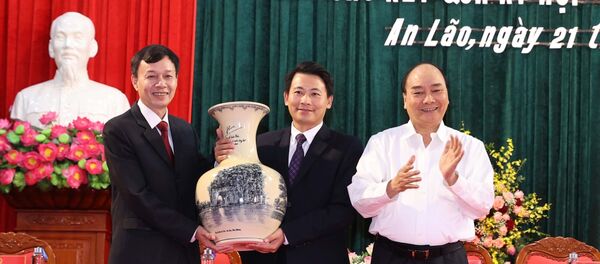 Thủ tướng Nguyễn Xuân Phúc tặng quà lưu niệm cho huyện An Lão. Thủ tướng Nguyễn Xuân Phúc tặng quà lưu niệm cho huyện An Lão. - Sputnik Việt Nam