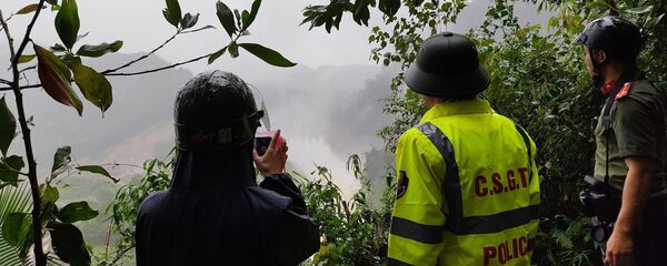 Lực lượng Công an giám sát Thủy điện Thượng Nhật mở 5 cửa van để ứng phó với bão số 13. - Sputnik Việt Nam