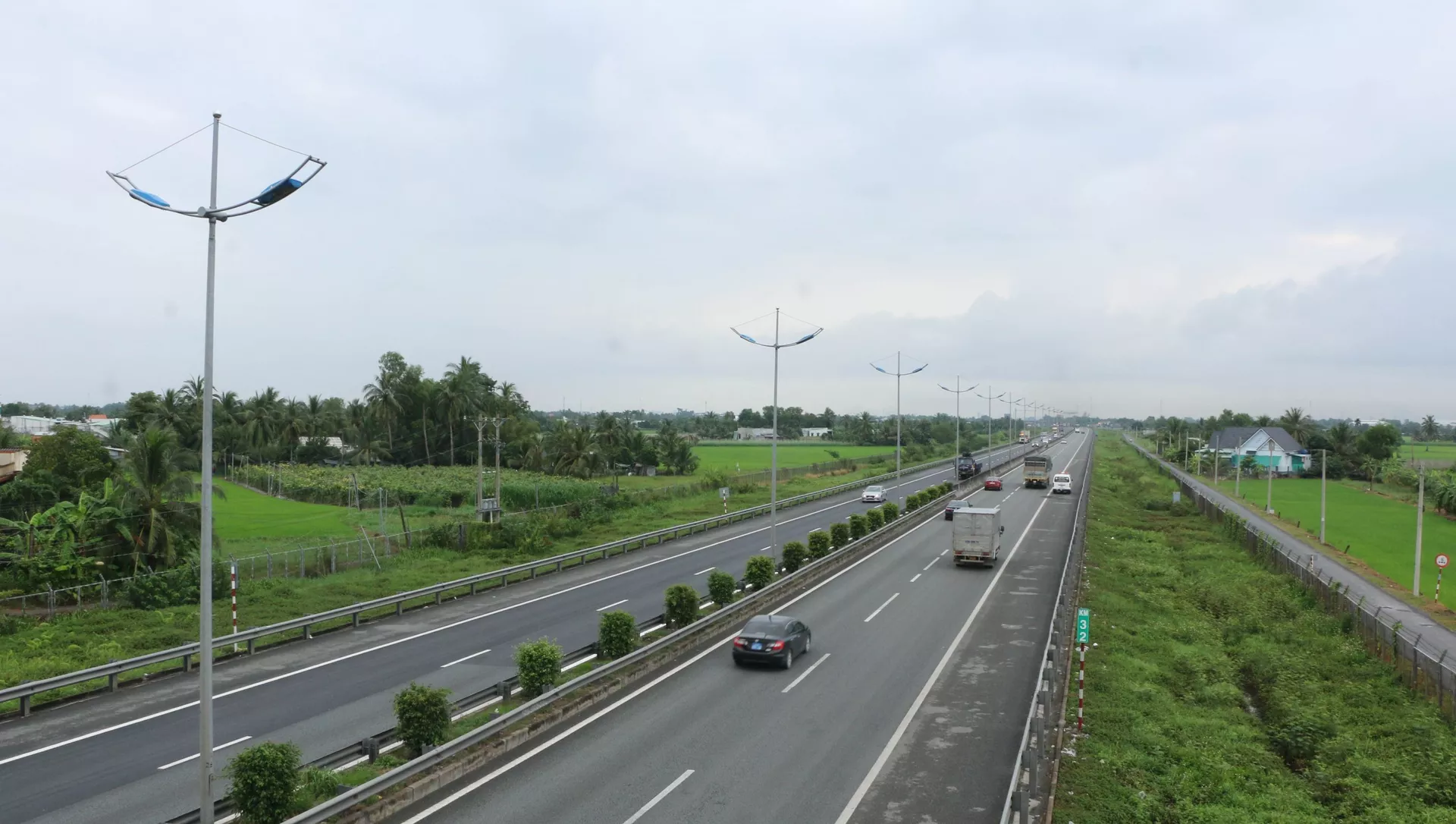 Tuyến đường cao tốc Tp. Hồ Chí Minh - Trung Lương giữ vị trí quan trọng trong hệ thống hạ tầng giao thông của tỉnh Long An.